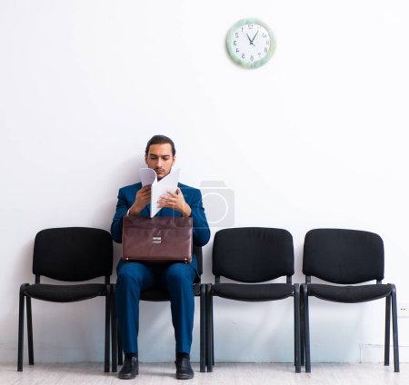Téléchargez les photos : Homme d'affaires en attente d'une interview au hall - en image libre de droit