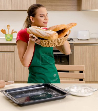 Foto de La joven panadera que trabaja en la cocina - Imagen libre de derechos