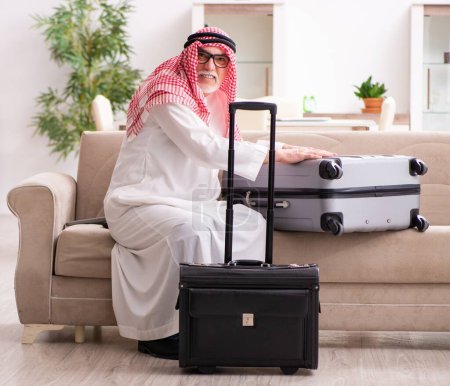 Téléchargez les photos : Vieil homme d'affaires arabe se préparant pour le voyage d'affaires - en image libre de droit