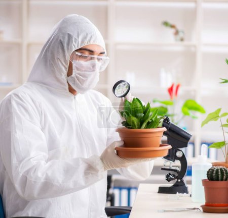 Téléchargez les photos : Le chimiste biotechnologique travaillant en laboratoire - en image libre de droit