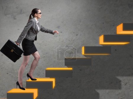 La joven empresaria escalando escalera de carrera