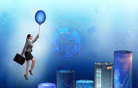 Foto de La mujer de negocios volando en globo caliente sobre gráfico - Imagen libre de derechos