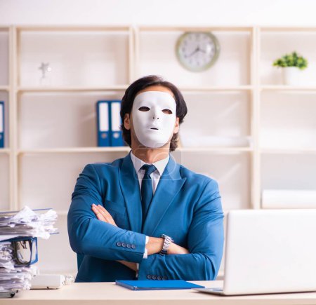 Téléchargez les photos : L'employé masculin dans le bureau dans le concept d'espionnage industriel - en image libre de droit