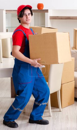 Foto de El joven contratista masculino con cajas trabajando en interiores - Imagen libre de derechos
