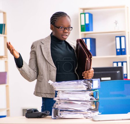 Foto de La empleada negra infeliz con el trabajo excesivo - Imagen libre de derechos
