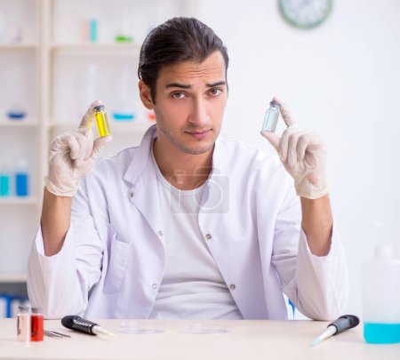 Foto de El joven químico que trabaja en el laboratorio - Imagen libre de derechos