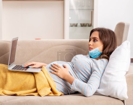 Téléchargez les photos : La femme enceinte malade souffrant à la maison - en image libre de droit