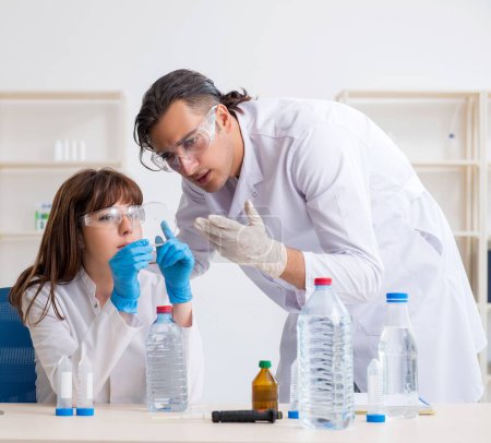 Téléchargez les photos : Les deux chimistes qui travaillent au labo - en image libre de droit