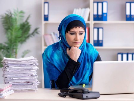 Foto de La empleada de Hijab que trabaja en la oficina - Imagen libre de derechos