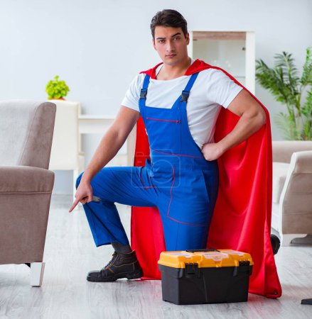 Téléchargez les photos : Le réparateur super héros travaillant à la maison - en image libre de droit