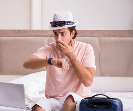 Foto de El hombre con la maleta en el dormitorio esperando el viaje - Imagen libre de derechos