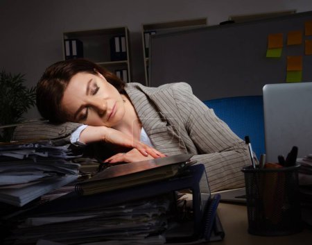 Foto de The female employee suffering from excessive work - Imagen libre de derechos