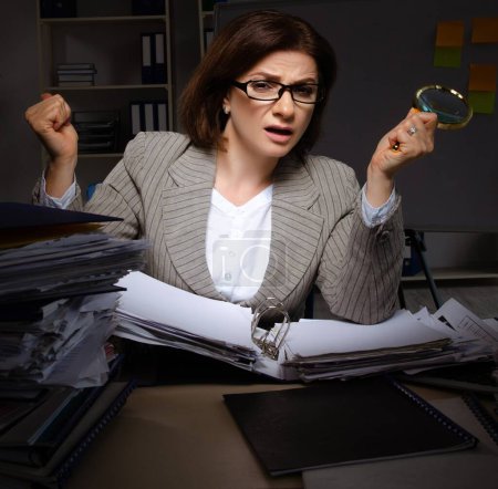 Foto de The female employee suffering from excessive work - Imagen libre de derechos