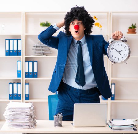 Téléchargez les photos : Le jeune homme d'affaires clown travaillant dans le bureau - en image libre de droit