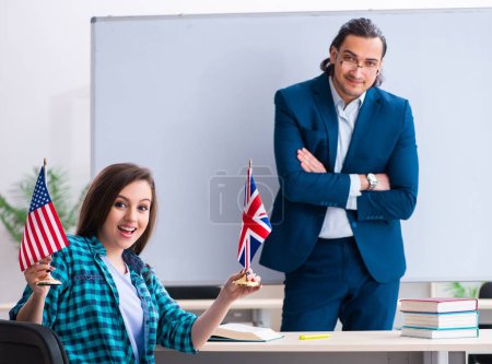 Téléchargez les photos : Le professeur d'anglais masculin et étudiante dans la salle de classe - en image libre de droit