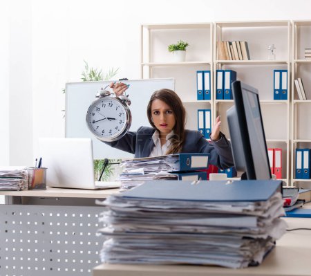 Téléchargez les photos : The beautiful female employee unhappy with excessive work - en image libre de droit