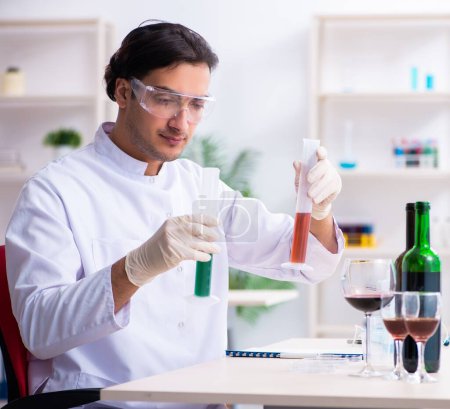 Téléchargez les photos : Le chimiste qui examine les échantillons de vin au laboratoire - en image libre de droit