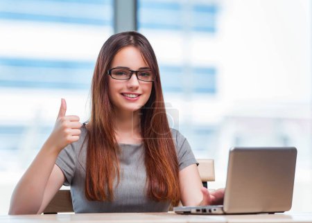 Téléchargez les photos : La jeune femme d'affaires travaillant sur ordinateur portable - en image libre de droit