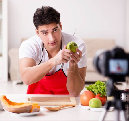 Foto de El bloguero de comida que trabaja en la cocina - Imagen libre de derechos