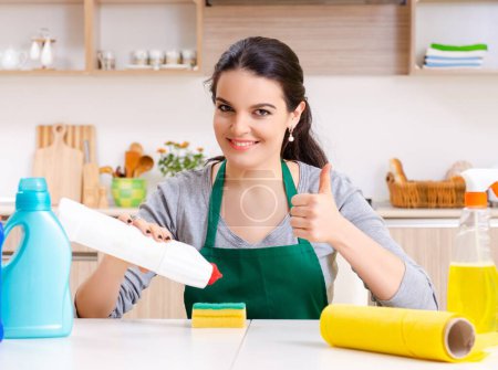 Foto de La joven contratista haciendo tareas domésticas - Imagen libre de derechos