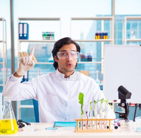 Foto de El científico químico de biotecnología masculino que trabaja en el laboratorio - Imagen libre de derechos
