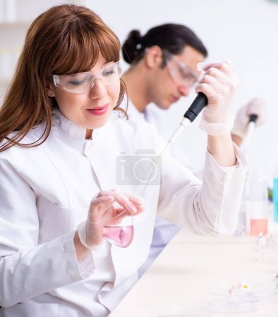 Foto de Los dos químicos que trabajan en el laboratorio - Imagen libre de derechos