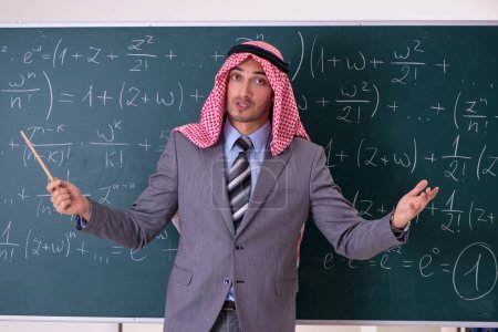 Foto de El profesor árabe vistiendo traje delante de la pizarra - Imagen libre de derechos