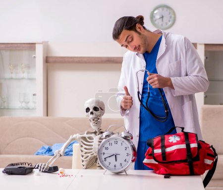 Foto de Paciente masculino paramédico visitando esqueleto - Imagen libre de derechos