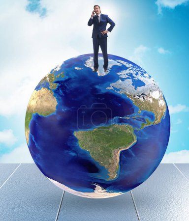 Foto de El hombre de negocios en la cima del mundo - Imagen libre de derechos