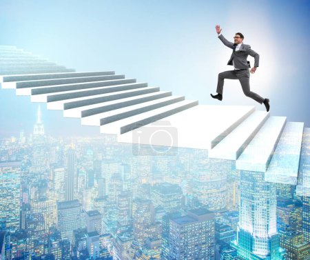 Foto de El hombre de negocios escalando la escalera de carrera sobre la ciudad - Imagen libre de derechos