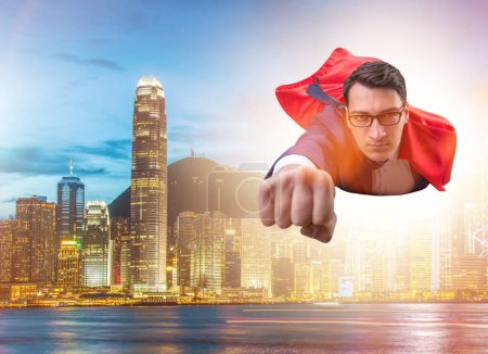 Téléchargez les photos : L'homme d'affaires superhéros survolant la ville - en image libre de droit