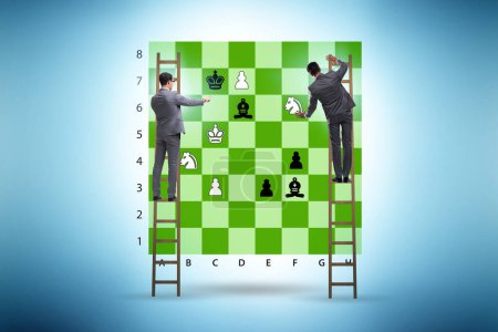 Téléchargez les photos : Les hommes d'affaires jouent aux échecs à bord - en image libre de droit