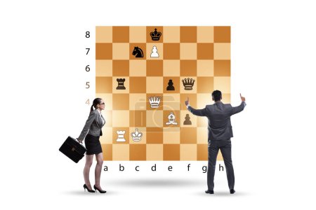 Foto de Gente de negocios jugando ajedrez a bordo - Imagen libre de derechos