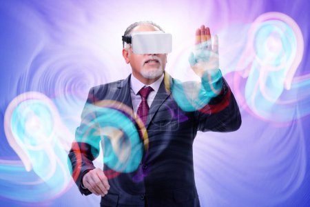 Foto de Concepto de realidad virtual con las gafas hombre y VR - Imagen libre de derechos