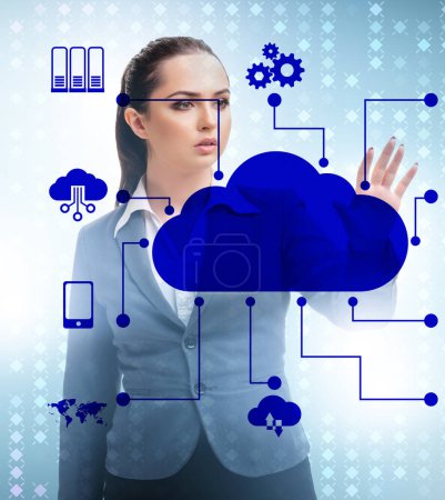 Téléchargez les photos : Le concept de cloud computing avec boutons-poussoirs femme - en image libre de droit