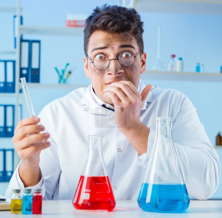 Téléchargez les photos : Le chimiste fou drôle travaillant dans un laboratoire - en image libre de droit