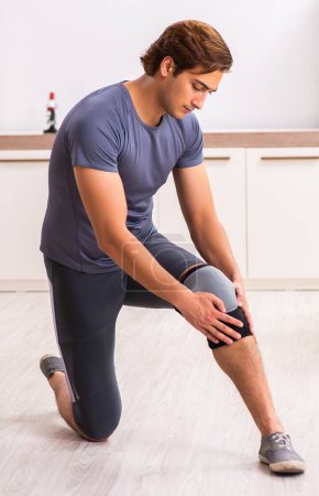 Téléchargez les photos : The man exercising for knee injury recovery - en image libre de droit