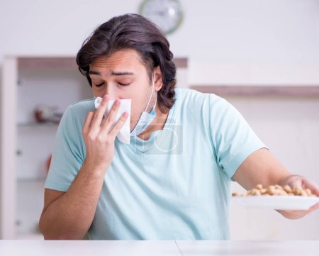 Téléchargez les photos : Le jeune homme souffrant d'allergie - en image libre de droit