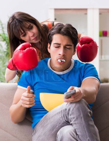 Téléchargez les photos : La femme malheureuse que le mari regarde la boxe - en image libre de droit