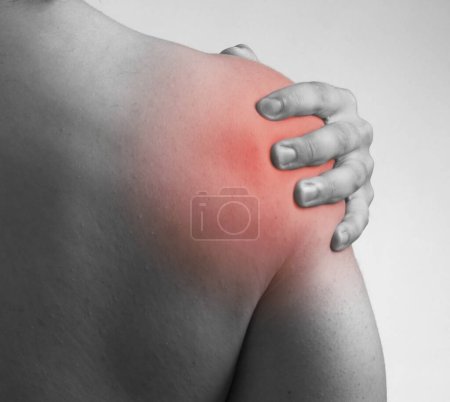 Foto de El hombre que sufre de dolor agudo en el hombro - Imagen libre de derechos