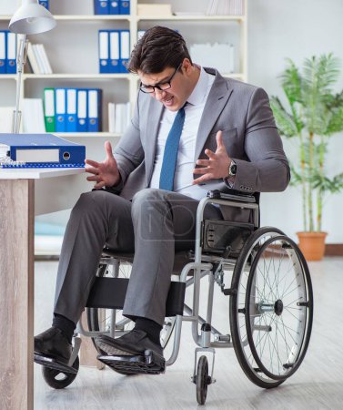 Téléchargez les photos : L'homme d'affaires handicapé travaillant dans le bureau - en image libre de droit