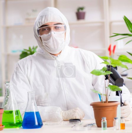 Foto de El químico biotecnológico que trabaja en el laboratorio - Imagen libre de derechos