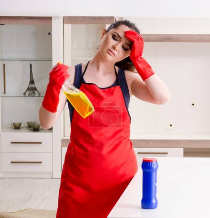 Téléchargez les photos : The young beautiful woman cleaning apartment - en image libre de droit