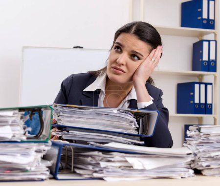 Foto de La empleada infeliz con el trabajo excesivo - Imagen libre de derechos