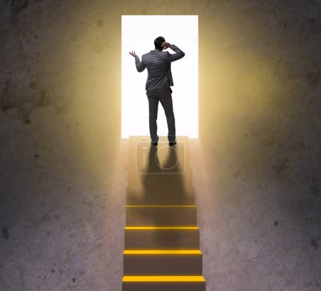 Foto de El joven empresario escalando escalera de carrera - Imagen libre de derechos