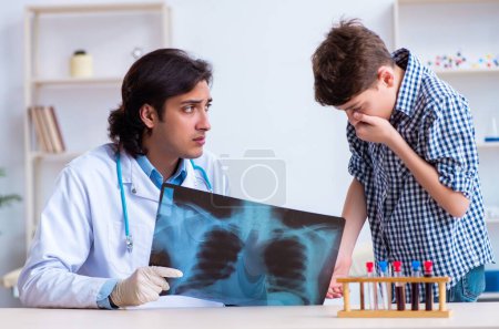 Foto de El radiólogo masculino mirando imágenes de niños - Imagen libre de derechos