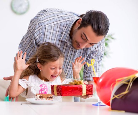 Téléchargez les photos : Le père fête son anniversaire avec sa fille - en image libre de droit
