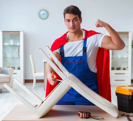 Foto de El reparador de superhéroes trabajando en casa - Imagen libre de derechos
