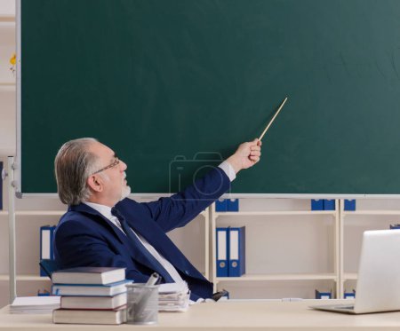 Téléchargez les photos : Le vieux prof devant le tableau noir - en image libre de droit