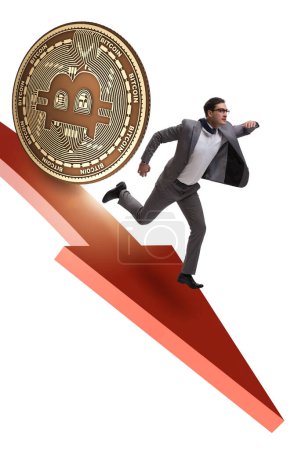 Foto de El bitcoin persiguiendo a hombre de negocios en criptomoneda caída del precio - Imagen libre de derechos